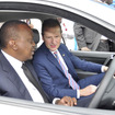 ケニア大統領とVW乗用車ブランドのヘルベルト・ディースCEO