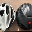 右の新型ヘルメットは通気孔が少なくなったのでマウントを接着しやすくなったのだが…