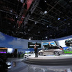 新型オデッセイを披露するアメリカン・ホンダ自動車部門専務副社長のジョン・メンデル。　(c) Getty Images
