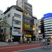 芝神明商店街と大門交差点（右）。新たなホテルはこの商店街の先に建つ