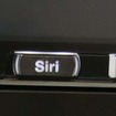 iLX-107にはｓｉｒｉ専用ボタンを用意し、音声コマンドが一段と使いやすくなっている