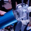 携行可能なボトルタイプの冷却機では、500mlサイズの凍らせたペットホドルを冷却材として使用する。溶けたらコンビニで代替品を買い、中身は飲めばよい。