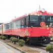 JR西日本は『花嫁のれん』などの観光列車を運行する。