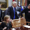マルキオンネCEO（向かって右から2人目）とトランプ大統領（中央。24日）　(c) Getty Images