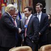 フォードモーターのフィールズ社長兼CEO（中央）と握手するトランプ大統領（24日）　(c) Getty Images