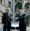 BMW、ミュンヘン市長に水素自動車を貸与
