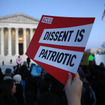 米連邦最高裁判所前でトランプ大統領の移民政策に抗議する人々　(c) Getty Images