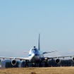 着陸後、滑走路端から戻ってくるE-4B。