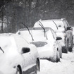 積雪時にワイパーを立てる例　(c) Getty Images