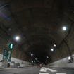 シールド工法で掘削されたトンネルは直径12.3mの円形。上部の2/3を車道として、下部の1/3を避難通路として使用する。照明は高輝度LEDとなっている。