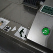 平時に非常口を覆っている金属カバーは左右にあるボタンを押し込むだけで開く。