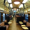 飯山線の観光列車『おいこっと』で使われているキハ110系改造車の車内。内装は「古民家」のイメージでまとめられている。