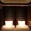ロイヤルツイン：ベッドは収納式で、ソファがある部分をベッドに転換する形になる。写真はベッドをセッティングした状態。