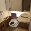 トイレは温水洗浄機能付き便座を搭載した洋式トイレに変更。和式トイレは廃止された。