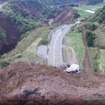 国土地理院が空撮した豊肥線の土砂崩れ現場。地震から1年を迎える4月から復旧工事に着手する。