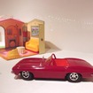カッコいいリカちゃんカー「レディセブン」（1971年）。奥は「リカちゃんトリオハウス」。背景が差し替えられるギミックは当初のモデルと同じ。