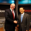 2011年に提携したマイクロソフトとトヨタ