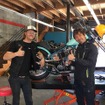 「Lucky Wheels Garage」のカスタムビルダー、エディンストンさんと、北米試乗会に参加したバイクジャーナリストの青木タカオ。