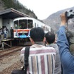 奥飛騨温泉口駅に向けて復活一番列車が発車。