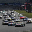 決勝スタートの模様（GT300クラス）。