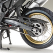 プロリンク方式スイングアームのリヤサスペンションは実車同様の構造で可動。タイヤは質感豊かな中空ゴム製