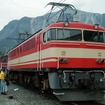 西武鉄道のE851形。E31形に比べ赤色の部分が多い。