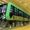 このほど営業運転が始まった新型車両の320形。混雑緩和を目的に製造された。