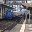 新札幌駅を出る上り『スーパー北斗』。この先（札幌方）に今回、耐震補強工事が行なわれる高架橋が続く。新札幌駅は千歳線が新線に切り換えられた1973年に開業した高架駅だが、44年を経て耐震補強工事の必要に迫られている。