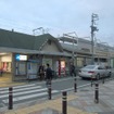 阪和線の東岸和田駅付近は10月の上り線切替で高架化が全面的に完成する。写真は下り線の高架化を直前に控えた頃の東岸和田駅（2015年1月）。