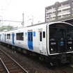 筑豊本線の折尾駅で発車を待つBEC819系。
