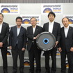左からブリヂストンの牛窪寿夫氏、東レの奥村勇吾氏、ブリヂストンの鈴木通弘執行役員、東海大学の木村英樹教授、パナソニックの岡本真吾氏