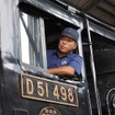 解説を担当する元蒸気機関車運転士の後閑治人さん。2015年にJR東日本を退職するまで、D51 498やC61 20に乗務した。