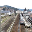 高山本線の飛騨古川駅に停車中のキハ85系特急『ひだ』。そう遠くない将来、この駅に停車するキハ85系の姿は「次期特急車両」に置き換わることになる。