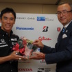 日本モータースポーツ記者会（JMS）から「JMS栄誉賞」を授与された琢磨（右はJMSの高橋二朗会長）。