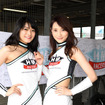 MX-5カップジャパン第3戦、HIROSHIMA MAZDAのレースクイーン中野美咲さん（左）とMIKAさん
