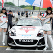 MX-5カップジャパン第3戦、HIROSHIMA MAZDAのレースクイーン中野美咲さん（左）とMIKAさん