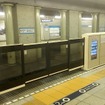 東西線の全駅への整備完了時期はこれまで未定とされてきたが、今回発表された設置計画では2025年度とされた。写真は九段下駅の東西線ホームに設置されたホームドア。