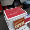ソーセージから手作りのホットドッグを販売する「アルバーニ」の渡辺真さん