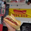 ソーセージから手作りのホットドッグを販売する「アルバーニ」の渡辺真さん