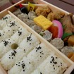 メガシウマイ弁当。あの定番の魅力が1.5倍に。楽しみが延々続くかのようだ。出先での急なランチミーティングもシウマイ弁当は強い味方。実際に限定メニューを予約してみた。