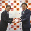 交通遺児等育成基金 内田専務理事（左）とオートバックス 小林喜夫巳社長