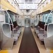 車内の様子（ロングシート）。通常列車はロングシートで運用される。