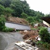 日田彦山線の大行司駅構内は路盤が崩壊。駅舎も倒壊している。