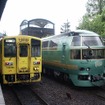 久大本線の由布院駅に停車中の特急『ゆふいんの森』（右）と普通列車（左）。