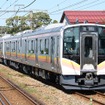 2014年12月から新潟エリアで運用されているE129系。およそ2年の試験期間を経て、車内にデジタルサイネージが本格導入されることになった。