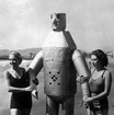 1935年頃の遠隔操縦ロボット　(c) Getty Images