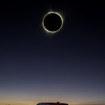 8月21日、アメリカ大陸を横断した皆既日食の下で「三菱 エクリプス クロス」の姿を捉えた瞬間
