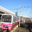 新京成線の新鎌ヶ谷駅を発車した列車。奥に建設中の高架橋が見える。