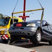 段差に乗り上げた車両はユニック車で撤去。この後、ロープ牽引で移動させた。