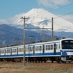 多摩川線の電車が伊豆箱根鉄道の電車（写真）と同じ色になる。